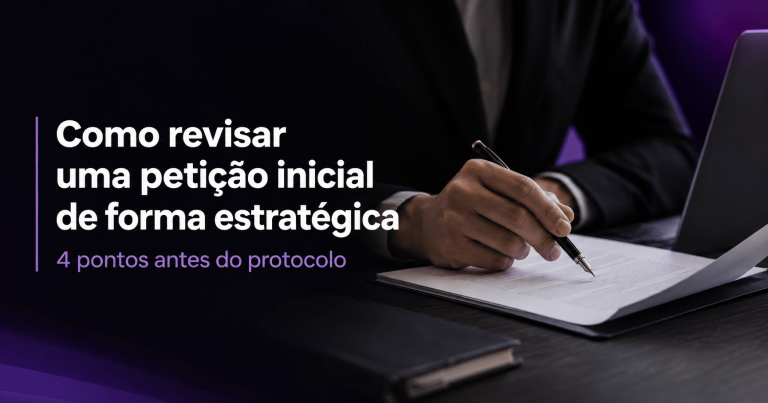 Advogado revisando uma petição inicial antes do protocolo.