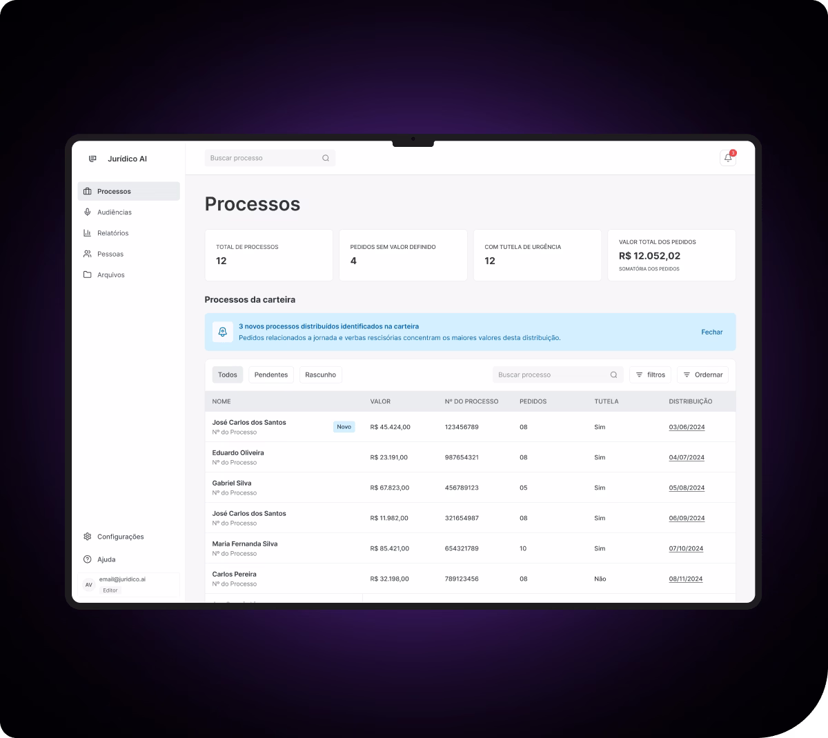 Painel de processos da Jurídico AI em um notebook