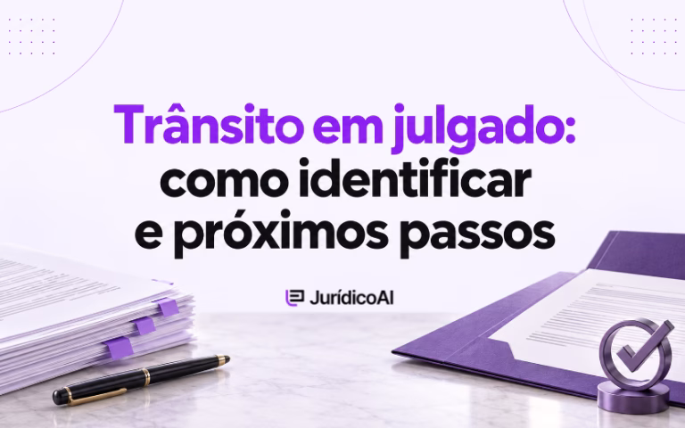 Capa sobre trânsito em julgado, com documentos, caneta, pasta roxa e símbolo de conclusão.
