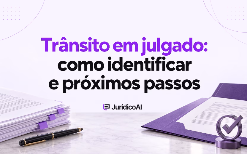 Capa sobre trânsito em julgado, com documentos, caneta, pasta roxa e símbolo de conclusão.