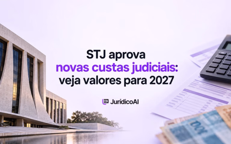 Tribunal ao lado de calculadora, documentos e dinheiro, representando as novas custas judiciais do STJ para 2027.