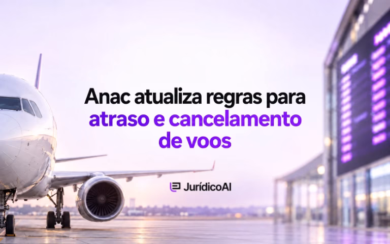Avião em aeroporto ao lado de painel de embarque, representando as novas regras da Anac para atraso e cancelamento de voos.