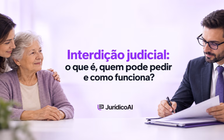 Advogado orientando uma mulher idosa e sua familiar sobre o processo de interdição judicial.