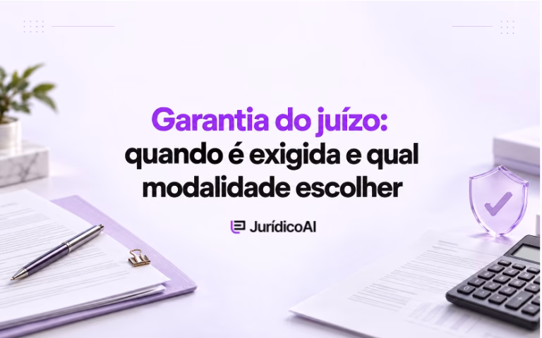 Capa sobre garantia do juízo, com documentos, caneta, calculadora e escudo roxo com símbolo de verificação.