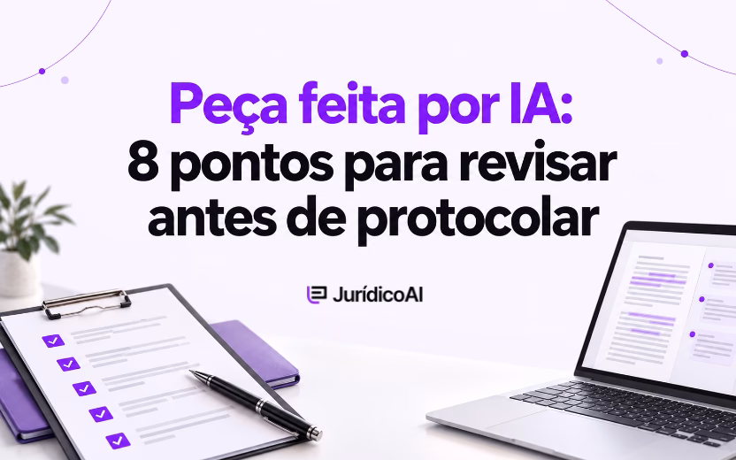 Capa sobre revisão de peça feita por IA, com checklist, caneta e notebook exibindo um documento com destaques e comentários.