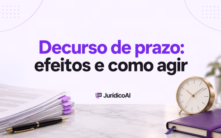 Capa sobre decurso de prazo, com documentos organizados, caneta, relógio e caderno roxo.
