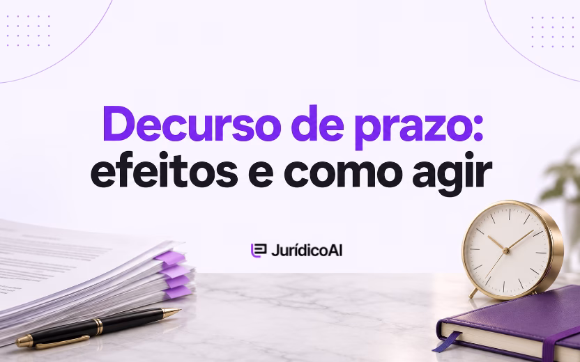 Capa sobre decurso de prazo, com documentos organizados, caneta, relógio e caderno roxo.