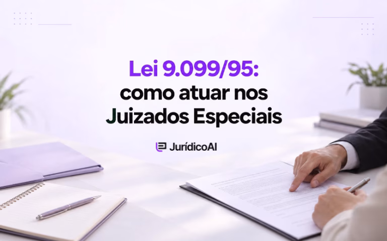 Capa sobre a Lei 9.099/95 e a atuação nos Juizados Especiais, com mãos revisando um documento, caderno e caneta.