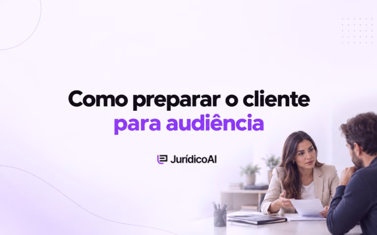 Advogada orienta cliente e analisa documentos durante a preparação para audiência.