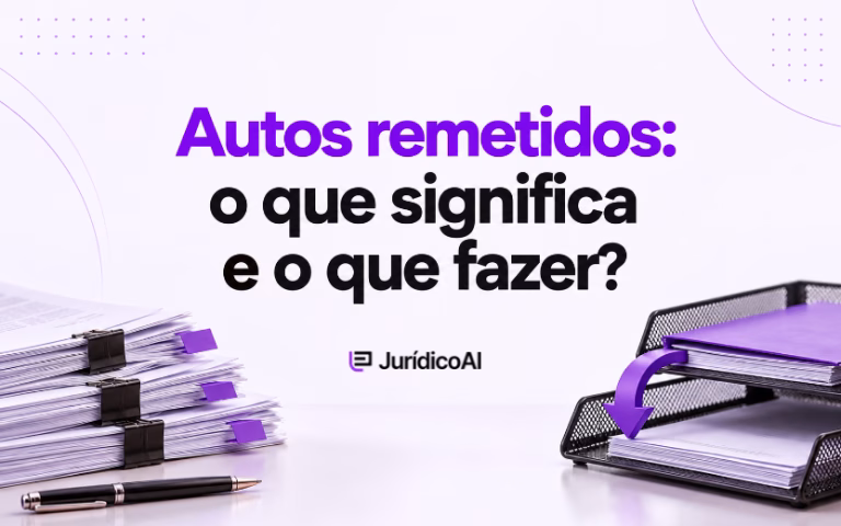Capa sobre autos remetidos, com documentos processuais, caneta e bandejas ligadas por uma seta roxa.